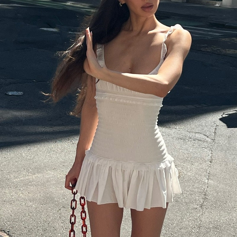 Robe courte plissée à bretelles et oreilles en bois, sexy et élégante, pour femme. Collection printemps.
