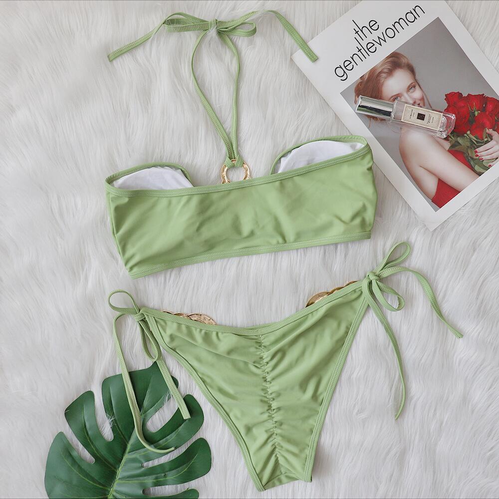 Nuevo traje de baño sexy con accesorios de metal, bikini con recortes ahuecados, top de tubo de color liso con tirantes, traje de baño para mujer