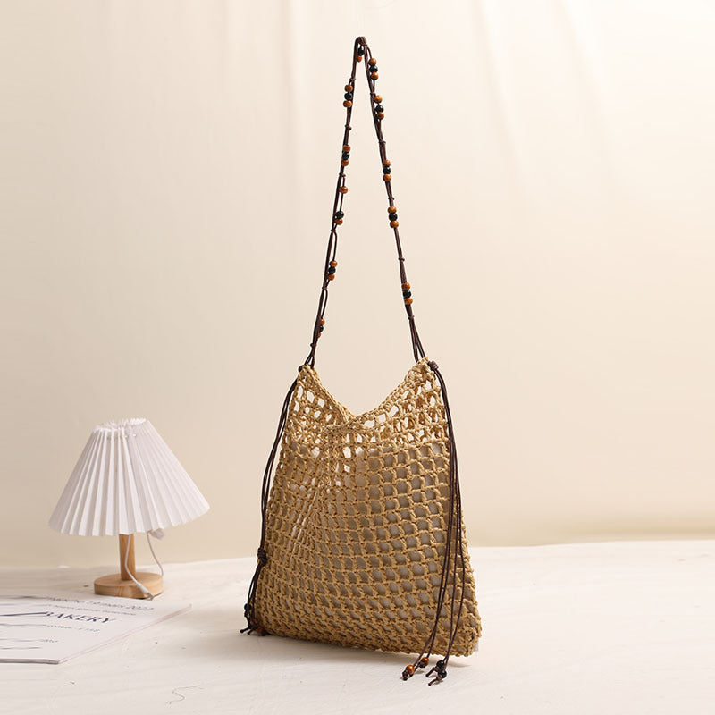 Bolso de paja tejido de verano con patrón de cordones, ideal para vacaciones en la playa. 