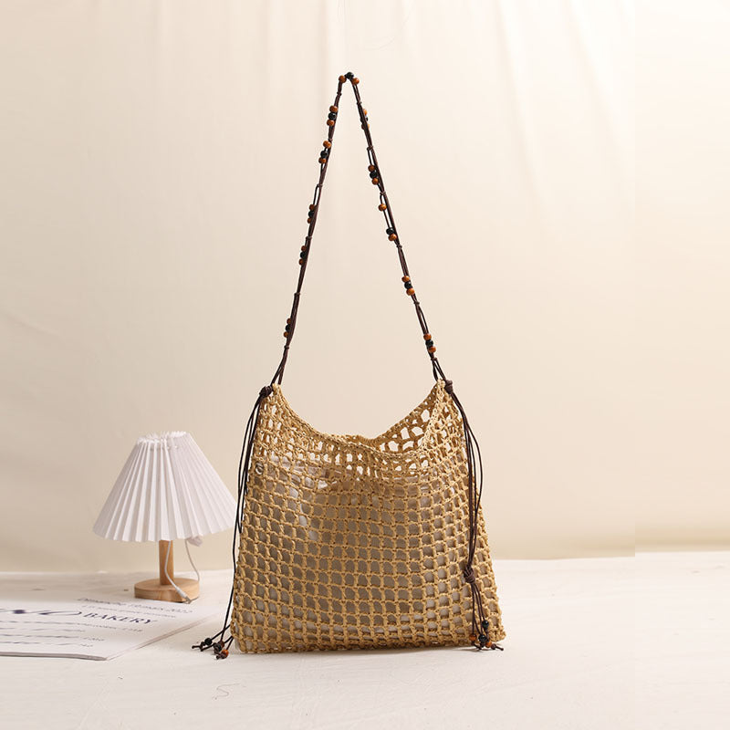 Bolso de paja tejido de verano con patrón de cordones, ideal para vacaciones en la playa. 
