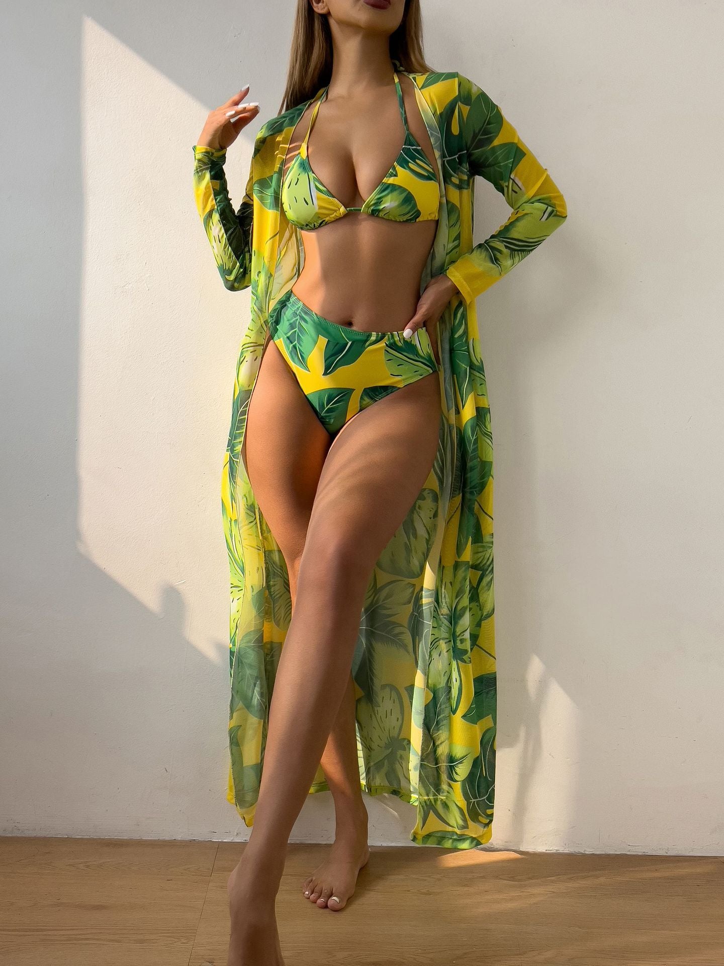 Traje de baño de bikini con estampado de tres piezas y chal de malla