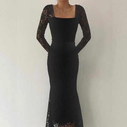 Robe maxi plissée élégante et tendance, ornée de dentelle et d'un col carré, idéale pour l'automne et l'hiver.