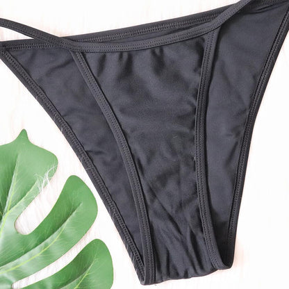 Nuevo bikini sexy con accesorios de metal, traje de baño ahuecado, top de tubo de color liso, traje de baño para mujer