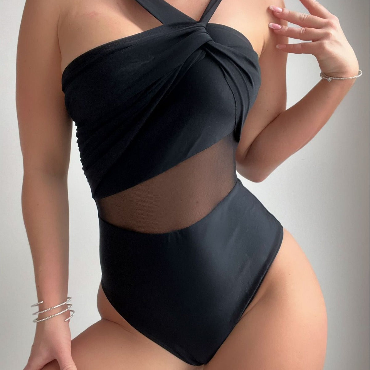 Traje de baño de una pieza con costura de malla, correa de hombro asimétrica irregular y color liso