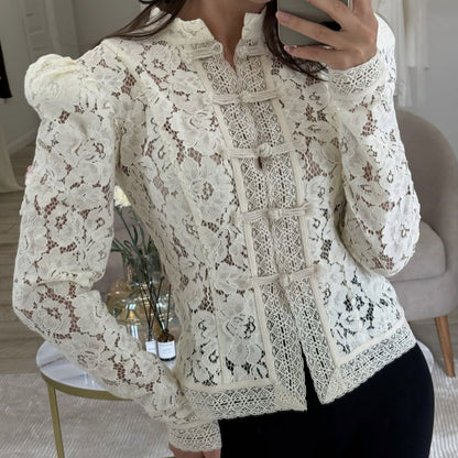Chemise élégante d'été pour femme, col montant en dentelle crochetée, coupe ajustée, style bureau et dentelle.