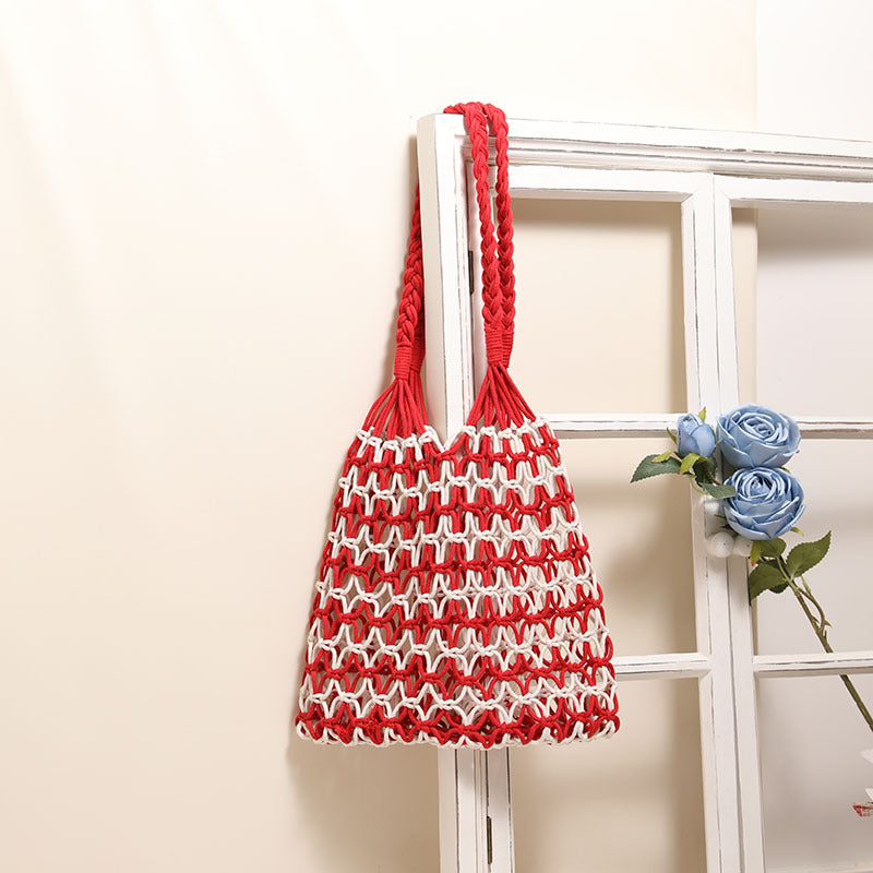 Bolso de paja tejido de verano con patrón de cordones, ideal para vacaciones en la playa. 
