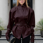Abrigo de cuero retro rojo vino para otoño e invierno para mujer, chaqueta de cuero ajustada con cuello alto y manga larga, con cinturón y figura favorecedora.