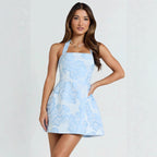 Pull bustier femme assorti à une robe courte fleurie.