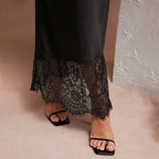 Jupe en satin avec dentelle et coutures apparentes, style mondain, vêtements pour femmes.