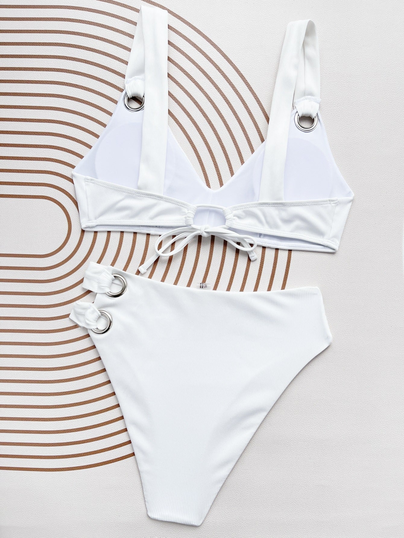 Traje de baño de bikini de color sólido con rayas hundidas pequeñas divididas