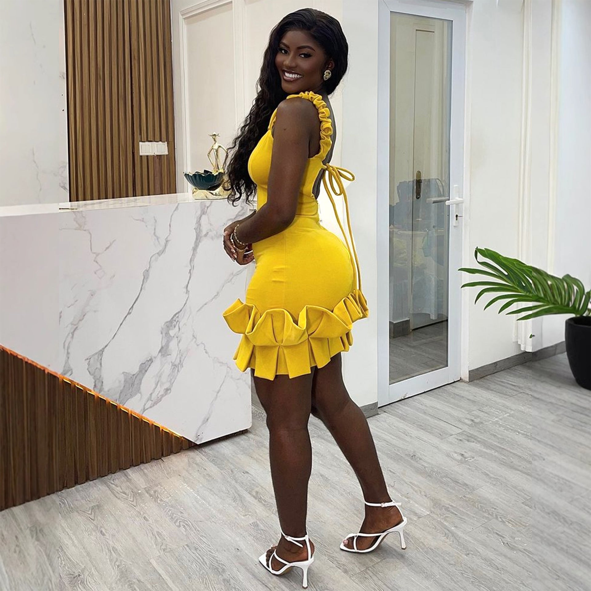 Vestido tubo de encaje plisado con cintura elástica y espalda descubierta