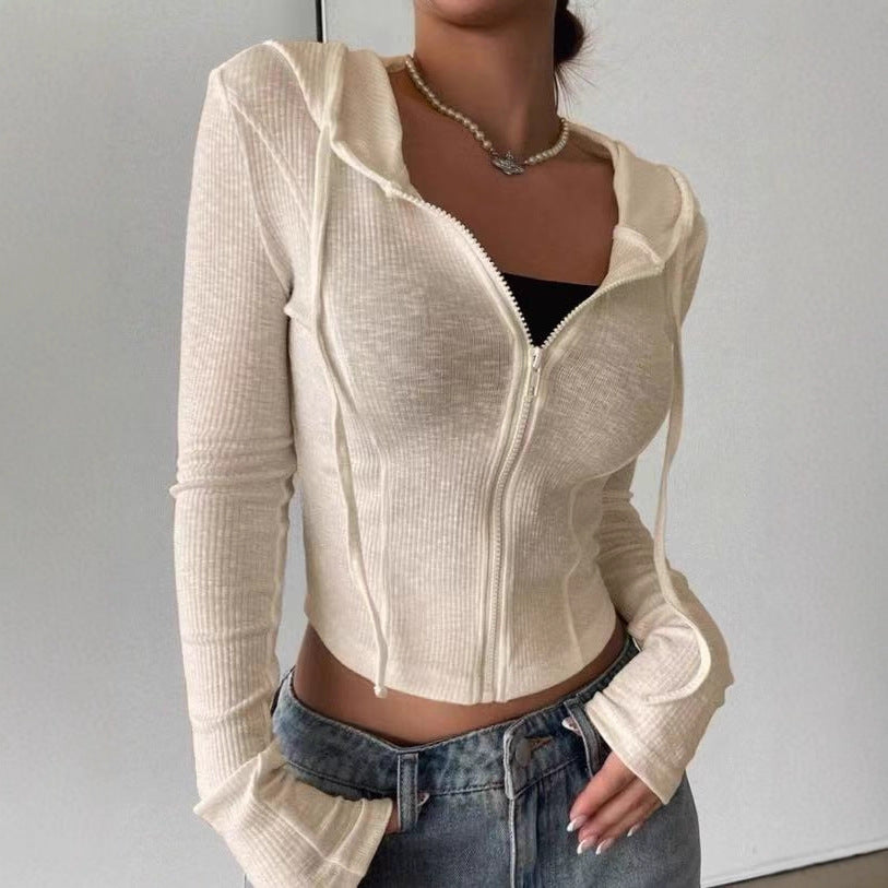 Sudadera con capucha deportiva de corte entallado y cremallera corta para otoño e invierno.