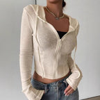 Sudadera con capucha deportiva de corte entallado y cremallera corta para otoño e invierno.