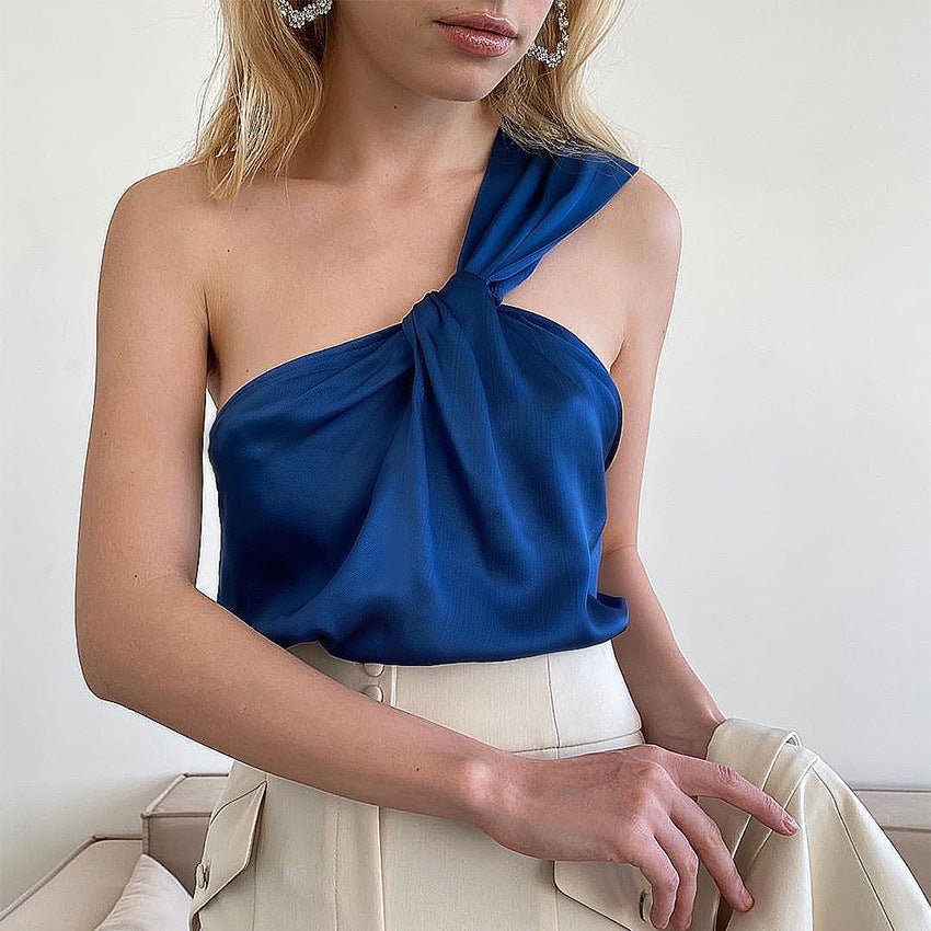 Chaleco de primavera sexy con hombros oblicuos y base de satén, top azul claro a la moda, ideal para ropa de abrigo de mujer.