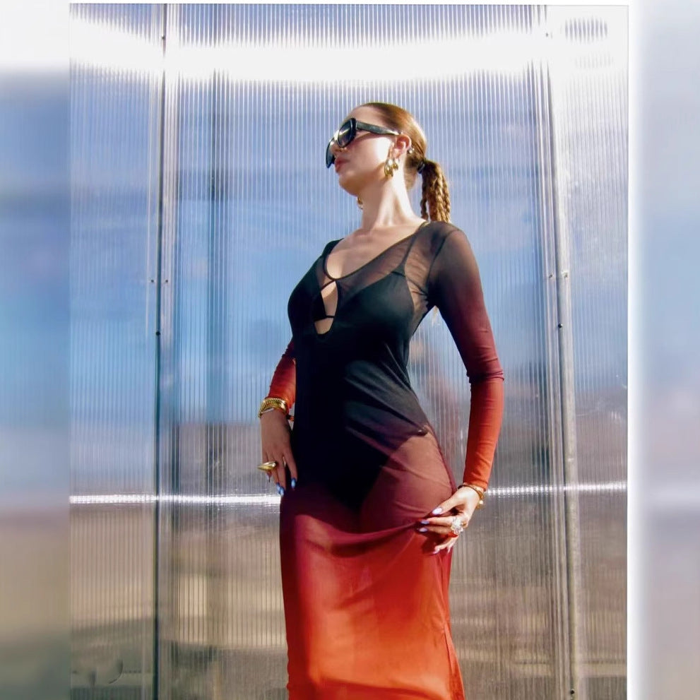 Robe de plage transparente à découpes et contraste de couleurs pour le printemps et l'été