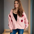 Pull cardigan tricoté automne-hiver, brodé au crochet, motif fraise torsadée en relief et boucle perle.