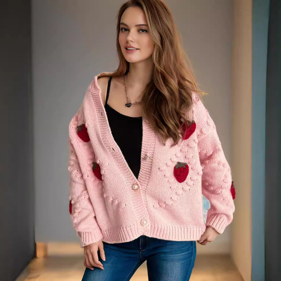 Pull cardigan tricoté automne-hiver, brodé au crochet, motif fraise torsadée en relief et boucle perle.