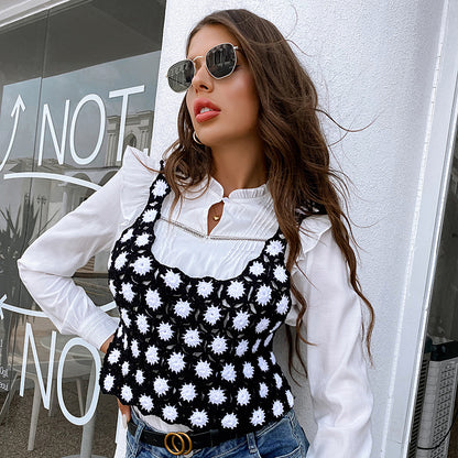 Top de verano de talla media sexy con efecto adelgazante irregular en color negro.