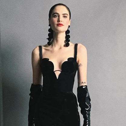 Robe de soirée noire à bretelles et fermeture éclair Furcal, décolleté en V sexy, ourlet asymétrique.