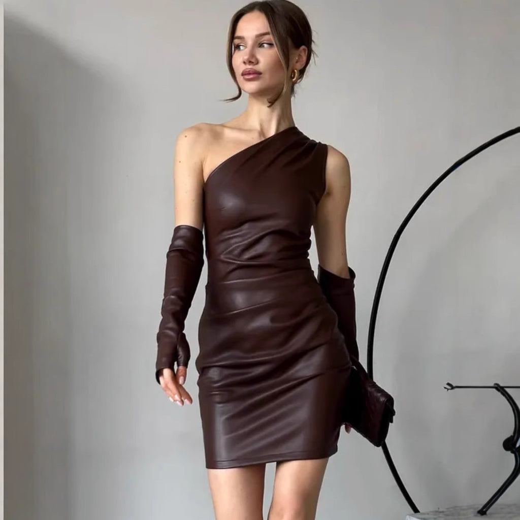 Robe en similicuir style hipster pour femme, col diagonal, sans manches, taille ajustée, fourreau