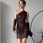 Robe en similicuir style hipster pour femme, col diagonal, sans manches, taille ajustée, fourreau