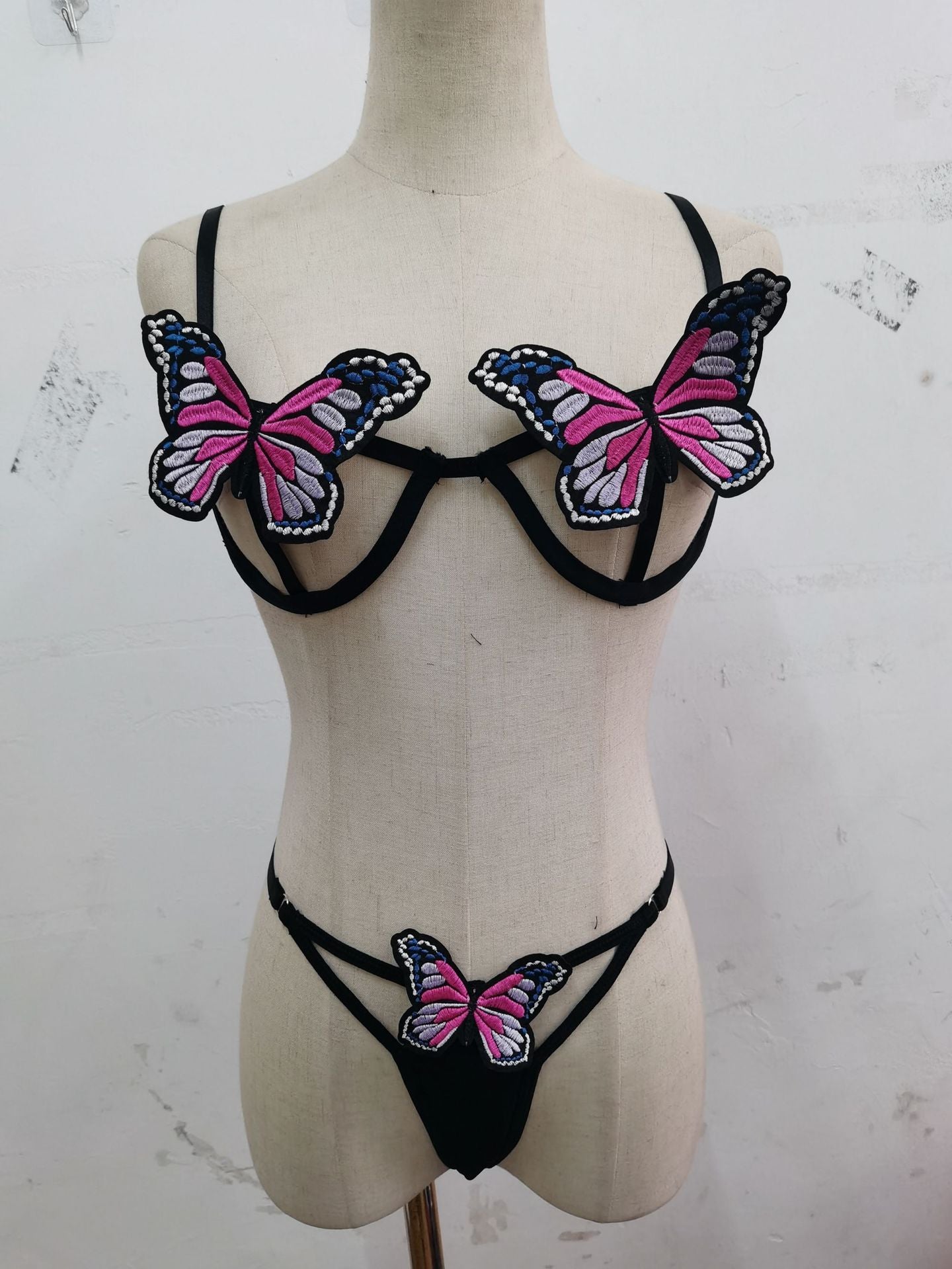 Traje sexy dividido sin espalda con bordado de mariposas