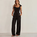 Conjunto de dos piezas de top bandeau negro con tirantes y cintura alta y pantalones anchos para primavera y verano