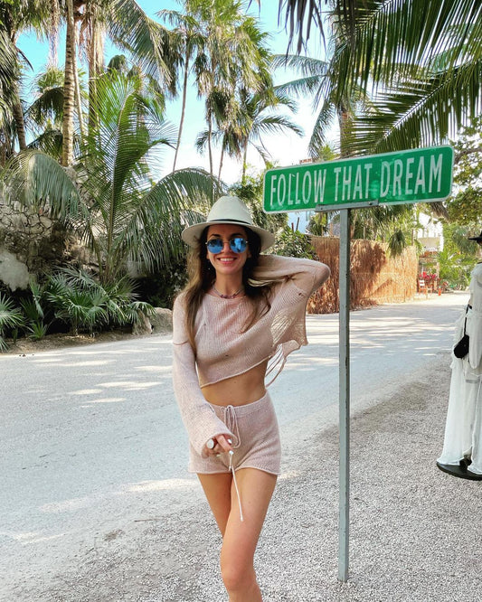 Traje de dos piezas de punto para mujer, primavera verano, vacaciones en la playa, protección solar, top corto, pantalones cortos sexys