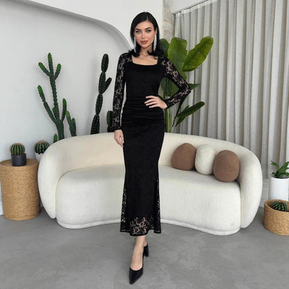 Robe maxi plissée élégante et tendance, ornée de dentelle et d'un col carré, idéale pour l'automne et l'hiver.