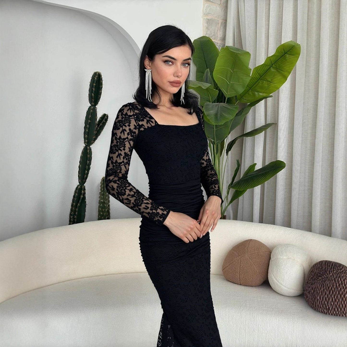 Robe maxi plissée élégante et tendance, ornée de dentelle et d'un col carré, idéale pour l'automne et l'hiver.