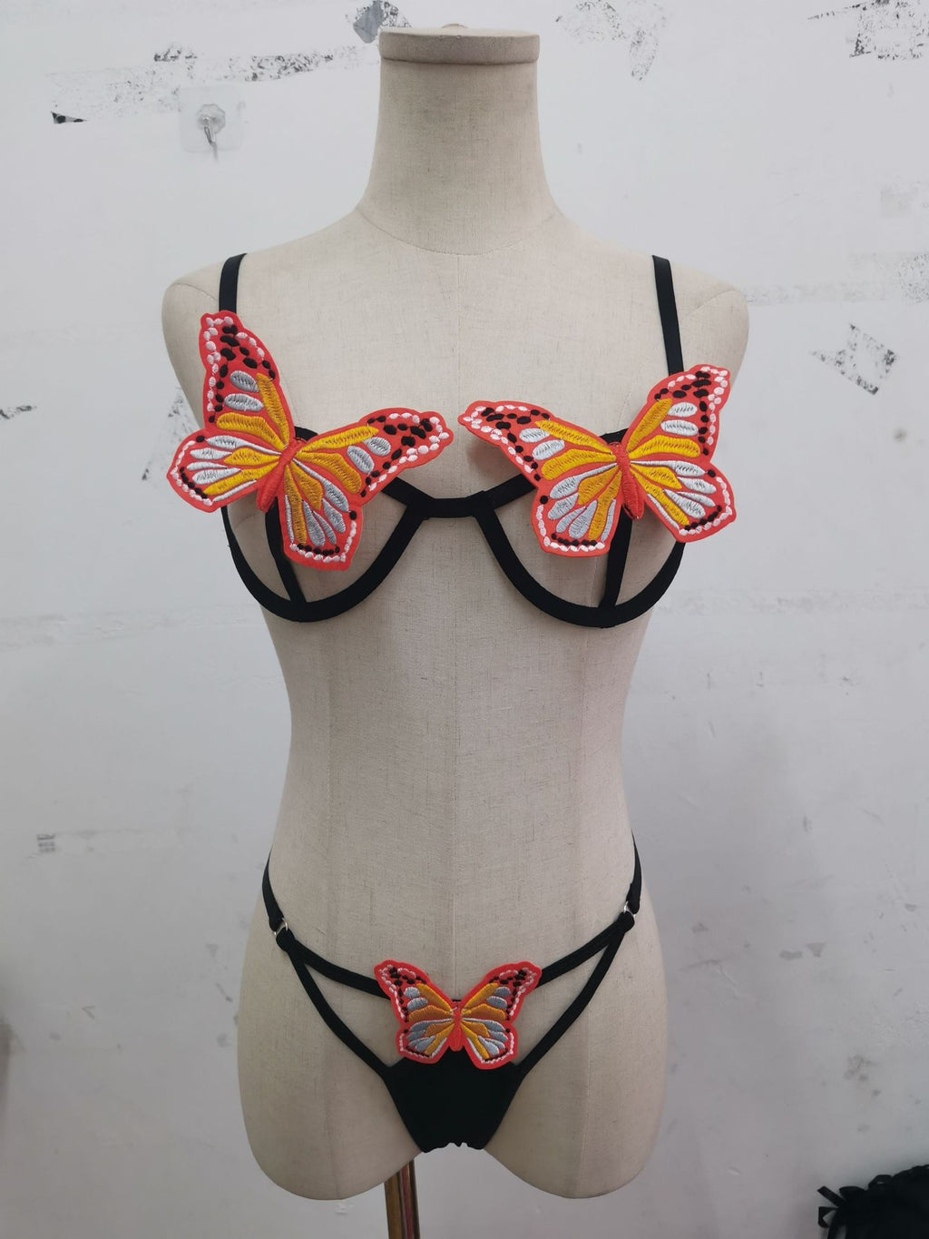 Traje sexy dividido sin espalda con bordado de mariposas