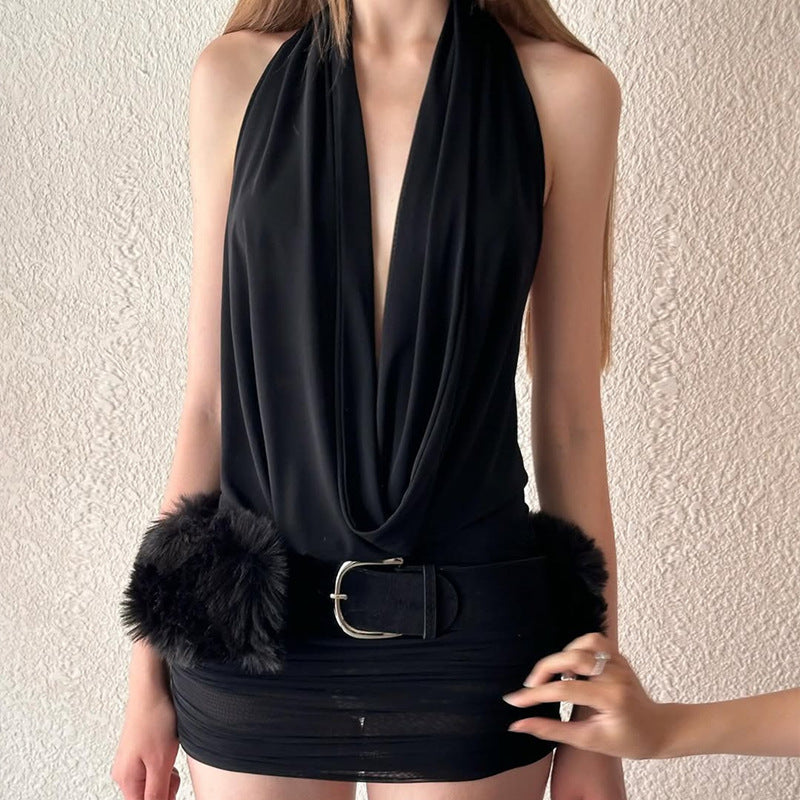 Ensemble deux pièces robe en résille assortie, dos nu ajouré, décolleté plongeant en V et hanches.
