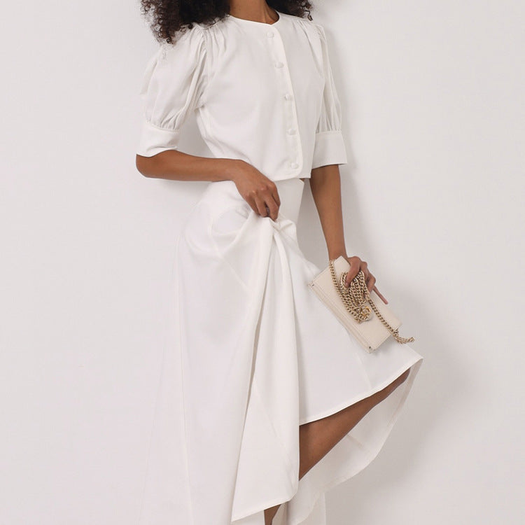 Ensemble deux pièces élégant pour femme : jupe en satin de haute qualité, haut cardigan à manches courtes et col rond.